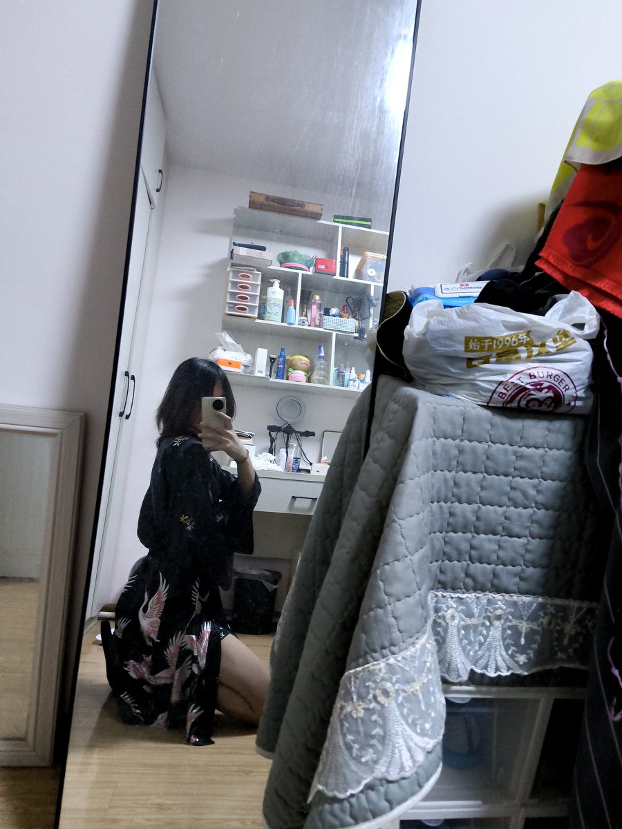 Aphroraaa's tweet photo. 跟我谈恋爱吧。我大部分时间都在打游戏，留给你出轨的时间很多。而且我笨笨的，抓不到小三，外加经常熬夜，活不长的，求求你了��� https://t.co/kSrXn1K2eY