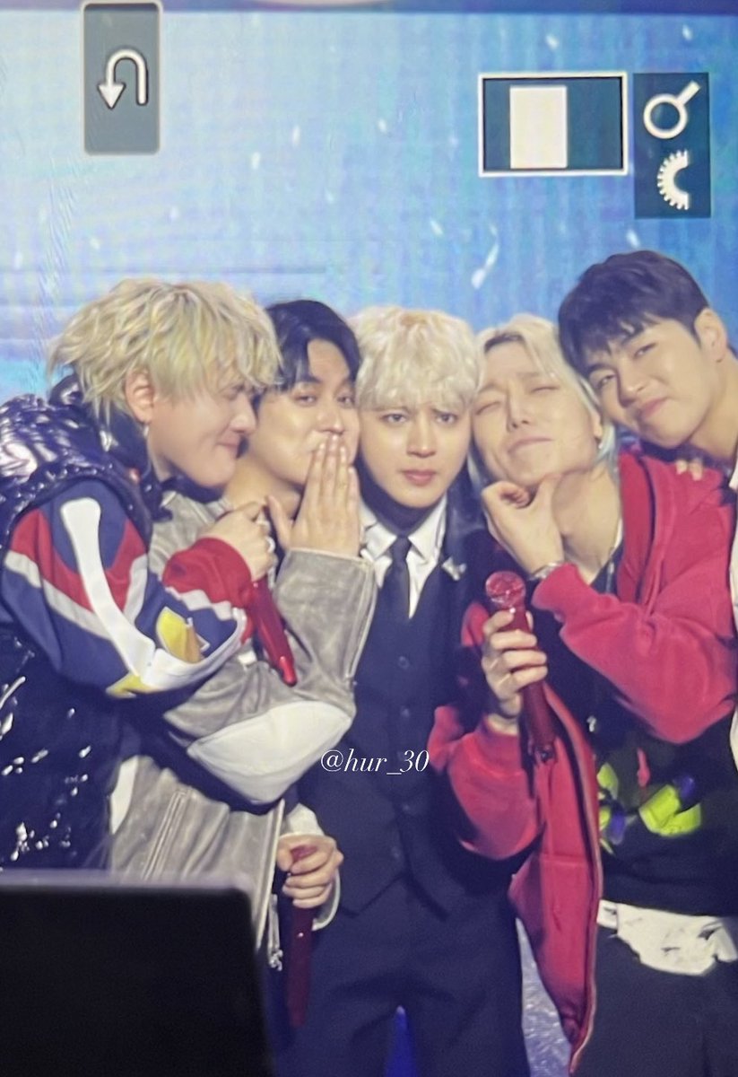 hur_30's tweet photo. 240309 팬콘 CURTAIN CALL 

평생함께해🩷🩷

#iKON #아이콘
#2024iKON_FAN_CONCERT
#CURTAIN_CALL https://t.co/7ju0wbdHCB