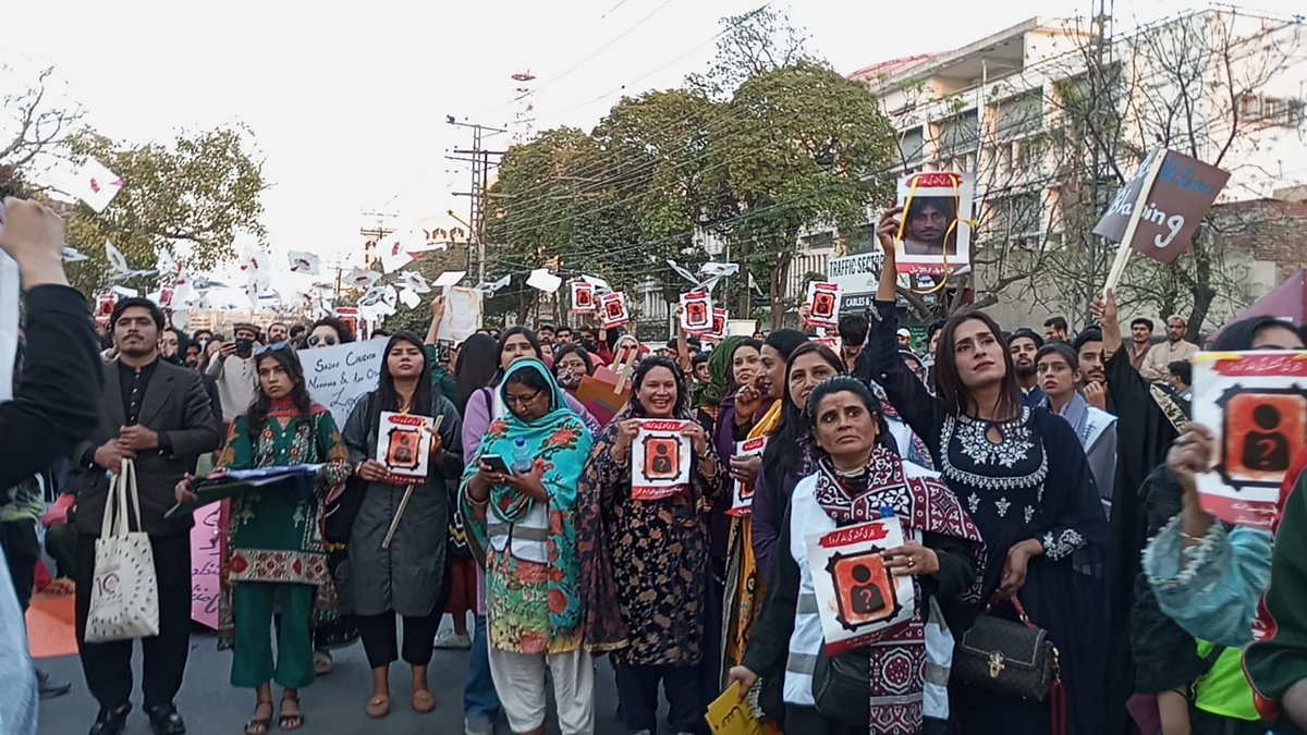 AuratMarch's tweet photo. گمشدہ مگر ان کا قصور کیا؟

As feminists we stand with the families and loved ones of victims of forced disappearances.

#StopForcedDisappearances
#AuratMarch2024 #SiyasatMuzahmatAzadi https://t.co/gFiafvZp3v