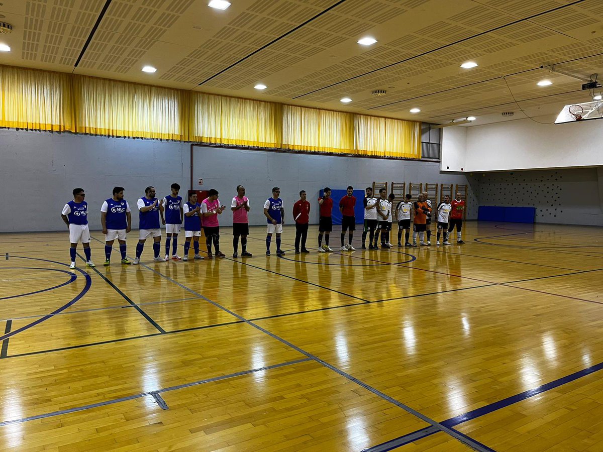 ¡El fin de semana viene cargado de fútbol en todas nuestras secciones! ⚽️

🔵 Esta tarde (16:15), en el Pabellón de la Universidad, nuestro #LinaresFutsal ONCE recibe al Rayo Moratalaz. 

¡A llenar el finde de victorias azulillas! 🙌🏼

#LinaresRSC
#VivimosPorTi 💙