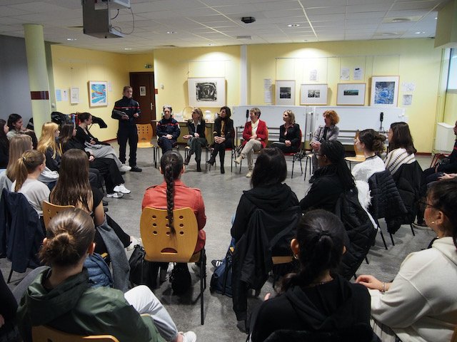 SCD31's tweet photo. Table ronde @LpoFrancoise à l'occasion de la journée des droits des femmes, en collaboration avec @sdis31officiel. Une grand merci à nos participantes, sénatrice, cadres A+, A et B de la fonction publique. Des échanges riches qui ont été appréciés par nos élèves. A renouveller ! https://t.co/m4R04xhXrh