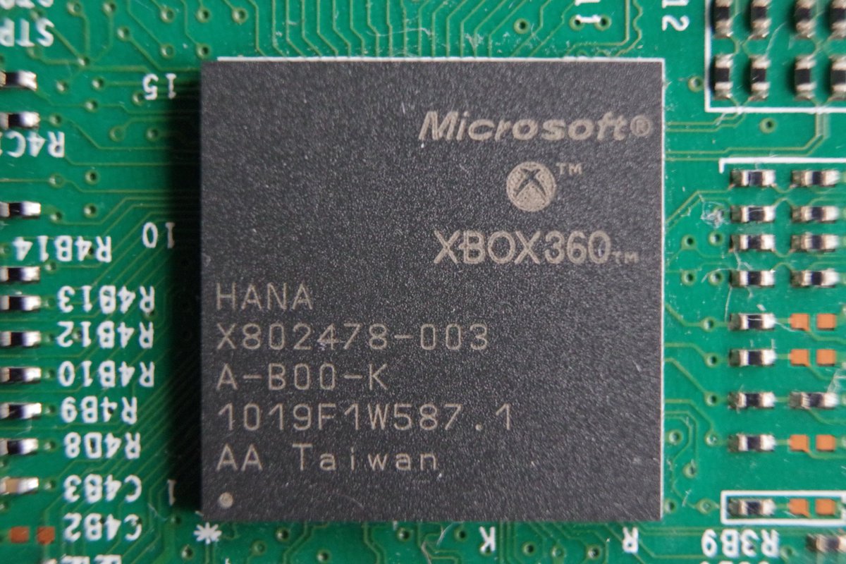 Computerman97's tweet photo. Hmmm, some nice Xbox 360 pictures:)
It's a fun box. With an PowerPC CPU made by IBM with 3 cores and 6 threads with the name Xenon.
The GPU is based on the TeraScale with 240 cores. Yes, this GPU has unified shader. Not fixed vertex and pixel shaders like the PS3.

#xbox360 https://t.co/u8NOmTDIns