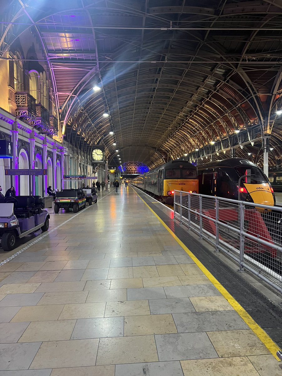 The sleeper train on platform 1 yesterday woohoo😁

#gwr #sleeper #sleepertrain #paddington