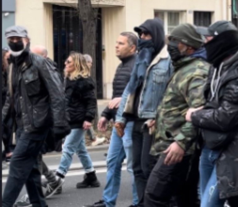 Weatherboy_fr's tweet photo. Un nouveau cas Benalla ? 🤔 

Tweet 1 : je defonce les manifestantes pro-palestinienne

Tweet 2 : je défile avec la LDJ

Tweet 3 : je porte un brassard de police 😳😳😳

Déroulez. ⤵️ https://t.co/4nxVSX4JSu