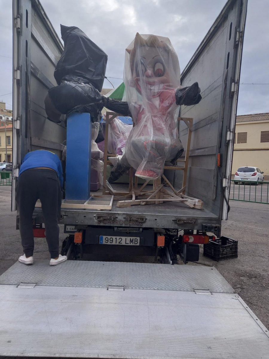 FallaStaCruzTfe's tweet photo. Nuestro artista Enric Andres Alandi y su equipo ahora mismo descargando la falla grande 🏫📚 #Fallas2024 #FSCT24 https://t.co/np94kxjtav