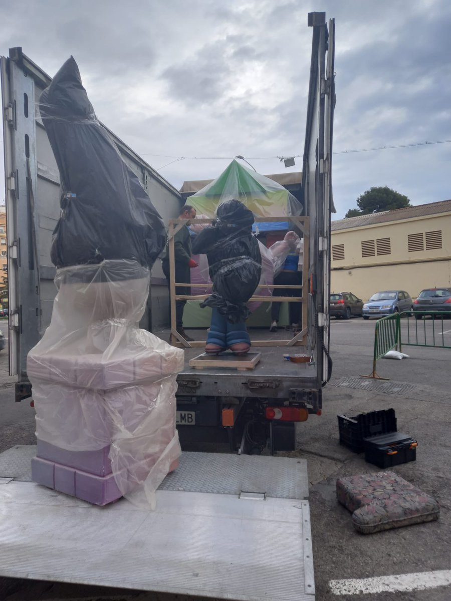 FallaStaCruzTfe's tweet photo. Nuestro artista Enric Andres Alandi y su equipo ahora mismo descargando la falla grande 🏫📚 #Fallas2024 #FSCT24 https://t.co/np94kxjtav
