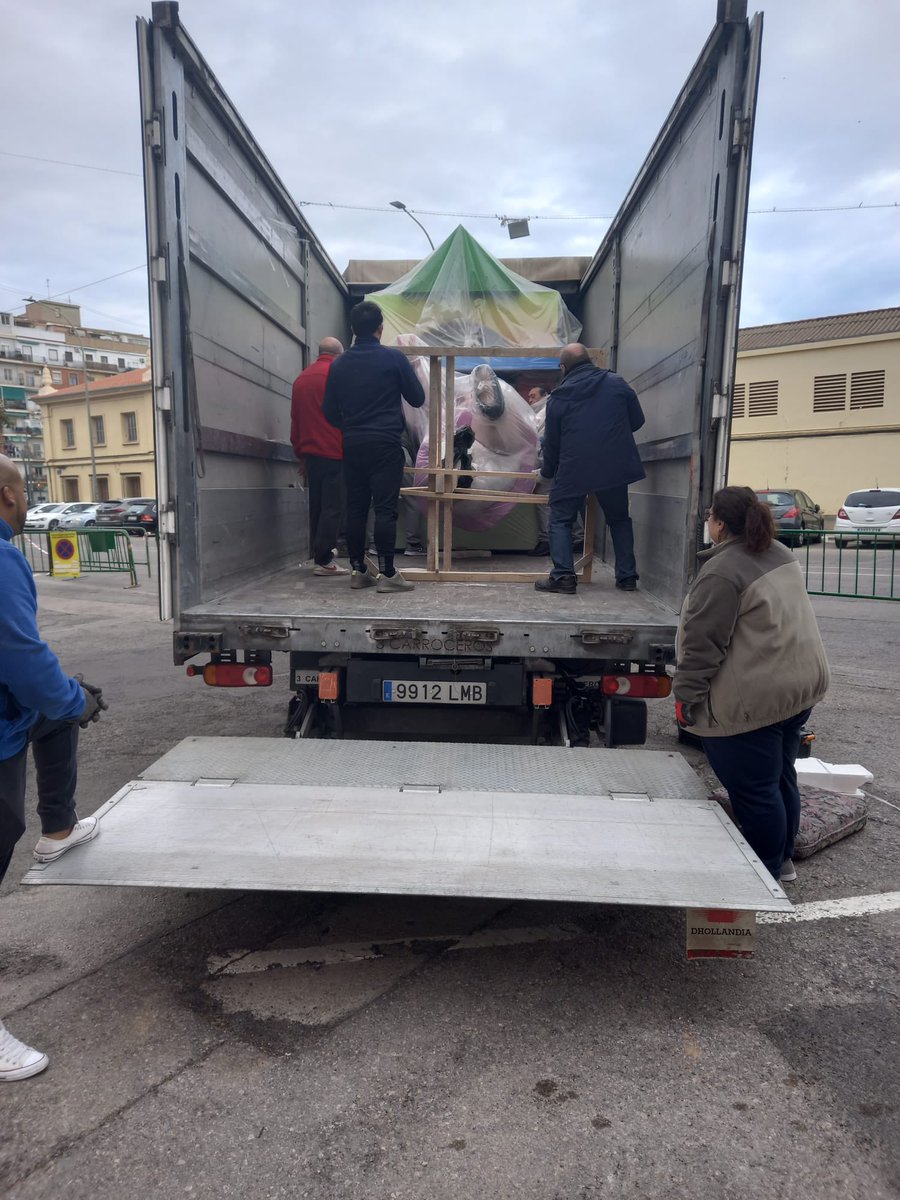 FallaStaCruzTfe's tweet photo. Nuestro artista Enric Andres Alandi y su equipo ahora mismo descargando la falla grande 🏫📚 #Fallas2024 #FSCT24 https://t.co/np94kxjtav
