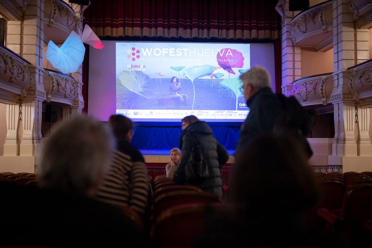 WOFESTHUELVA's tweet photo. ¡Gracias a las personas que anoche disfrutaron de la proyección de Across the river into the trees! Os dejamos un recuerdo visual de la noche del viernes en @WOFESTHUELVA https://t.co/Zy0aWxFjA8
