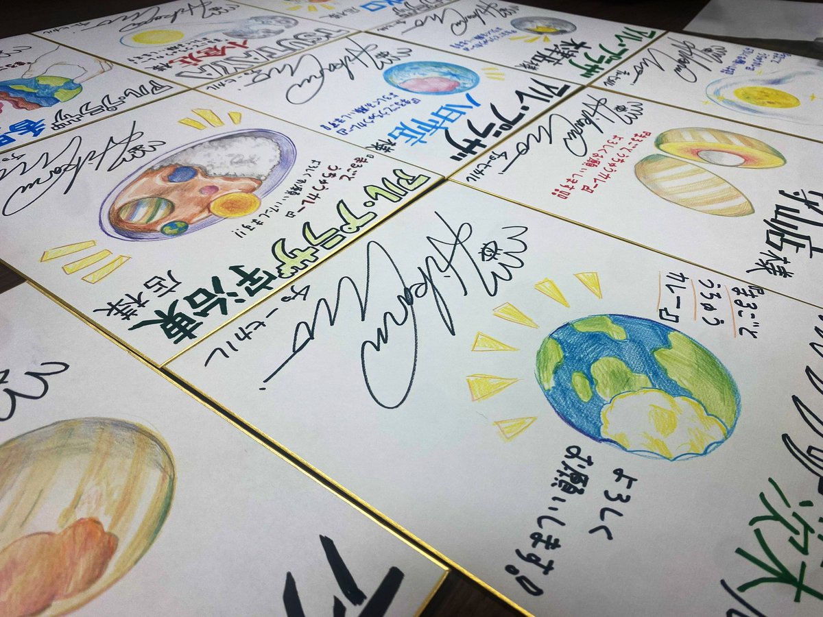 まるごとうちゅうカレー、平和書店さんでたくさん展開していただいて激嬉で何店舗か回らせていただきました🥹サイン本と色紙もかかせていただきました。お近くの方ぜひ!!!最後の写真は京都で買った551の豚まんと担当さんの可愛い手です。 