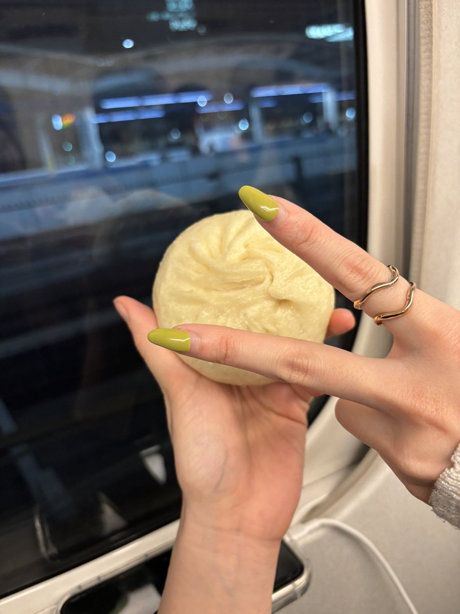 まるごとうちゅうカレー、平和書店さんでたくさん展開していただいて激嬉で何店舗か回らせていただきました🥹サイン本と色紙もかかせていただきました。お近くの方ぜひ!!!最後の写真は京都で買った551の豚まんと担当さんの可愛い手です。 