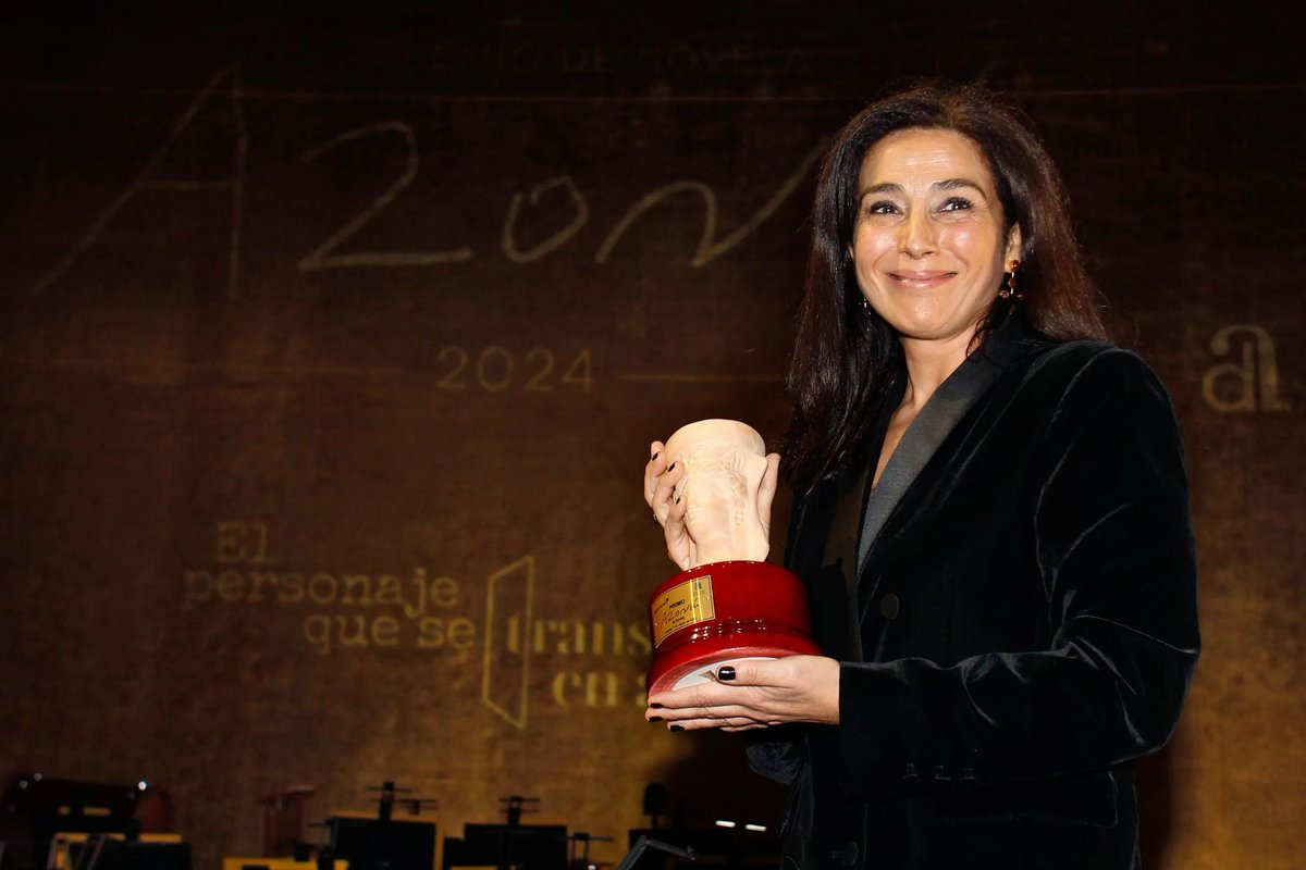 Nuestra colaboradora y amiga, Cristina López Barrio (@crislopezbarrio), ha sido galardonada con el Premio Azorín de Novela por su obra “La tierra bajo tus pies”. Nos sentimos muy orgullosos de tu premio, Cristina. ¡Felicidades! 📸 EFE/Morell