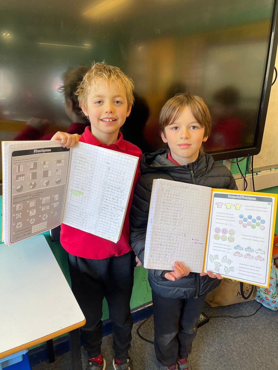 Wythnos orlawn arall ym Mlwyddyn 4! 

➕dysgu am ffracsiynau
🏰 creu bas data am gestyll Cymru
🎨 astudio lluniau o Soar y Mynydd