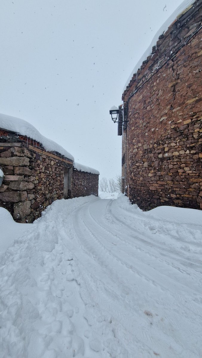 TurismoCastell's tweet photo. Hoy cae una nevada como las de antaño y sigue nevando
#Neril #puntopirineos
@eltiempo_atv @aragonturismo @Huesca_LaMagia @HombreMontana https://t.co/hxjNZykkk4