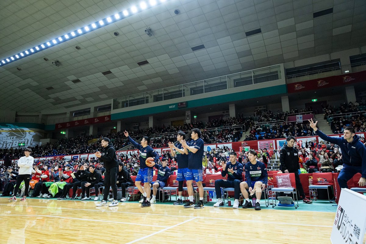 iwatebigbulls's tweet photo. 本日3/9も熱いご声援ありがとうございました‼️
クラブ創設以来、最多の3873人の方々にご来場頂き、その声援が選手達の背中を押してくれました🙏
明日も厳しい戦いになるかと思いますが、引き続き熱いご声援をよろしくお願い致します🙇

#岩手ビッグブルズ #bigbulls https://t.co/VaBPjnwwYM