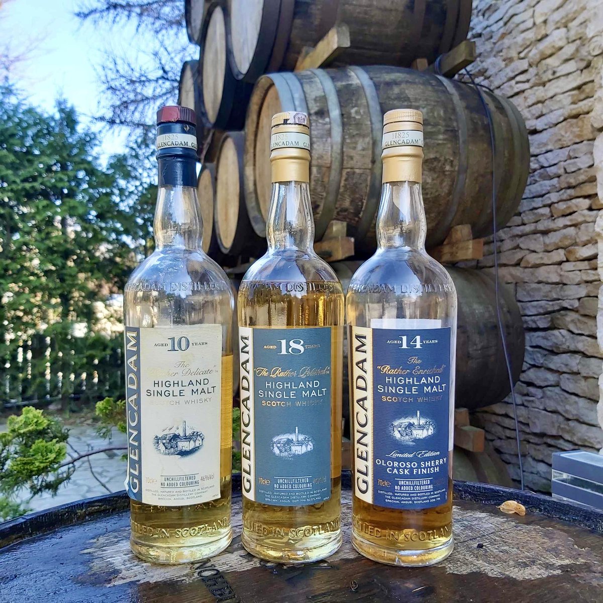DomWhiskyJG's tweet photo. Menu degustacyjne (3x20ml):
* Jastrzębia Góra zestaw #Glencadam 10yo, 14yo, 18yo w cenie 95 zł.
* Sopot zestaw #Ballantines 12yo, 15yo, 21yo w cenie 55 zł.
* Warszawa zestaw #Jameson Lively, Bold i Round w cenie 60 zł
#whiskybar #tastingset #sopot #grunwaldzka1 https://t.co/rynxorBeRc