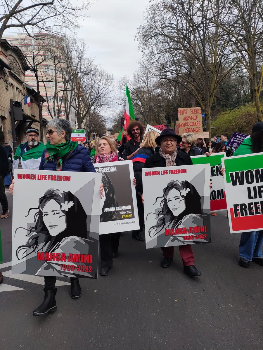 Notre cher ami <a href="/2idjadi/">‌IDJADI Didier</a> était dans la marche du #08mars hier, Professeur d’université franco-iranien, qui prend des risques pour défendre la laïcité ici et dans l’espoir d’un Iran laïque demain ❤️ Son slogan hier “ni foulards, ni mollahs, laïcité pour l’Iran”  #FemmeVieLiberté