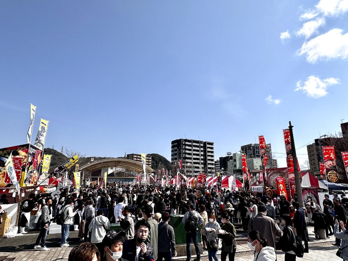 mojiko_info's tweet photo. 北九州ラーメン王座選手権2024

北九州・筑豊地区にあるラーメン店16店舗が一堂に会し、���場者の投票によるグランプリを競う。

3月16日(土)・17日(日)
10:00 – 16:00 ※雨天決行荒天中止
3枚綴り前売り券 1300円/当日券1杯 500円
レトロ中央広場

詳細
https://t.co/EJ6w5OT451 https://t.co/lxMvoXo1cg