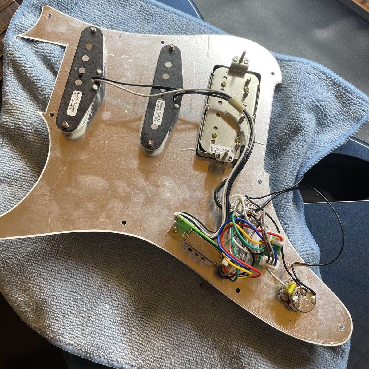 GuitarLab_Reo's tweet photo. ポット不良のついでにCTSポットへアップグレード！

純正部品と安心感が違います😤 https://t.co/H2aTqEQph5