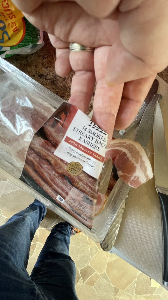 LifeByBen's tweet photo. @Tesco a packet of 14 streaky bacon rashers… but only 7 slices in it?! https://t.co/mTQEWJ52fA