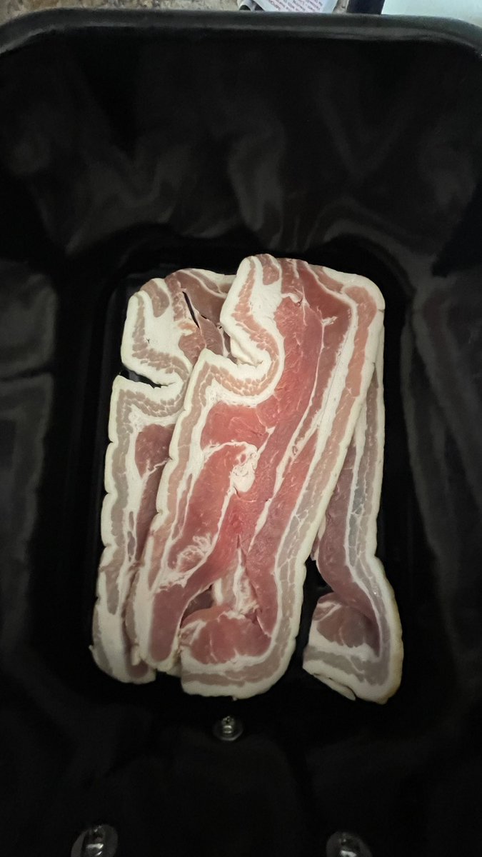 LifeByBen's tweet photo. @Tesco a packet of 14 streaky bacon rashers… but only 7 slices in it?! https://t.co/mTQEWJ52fA