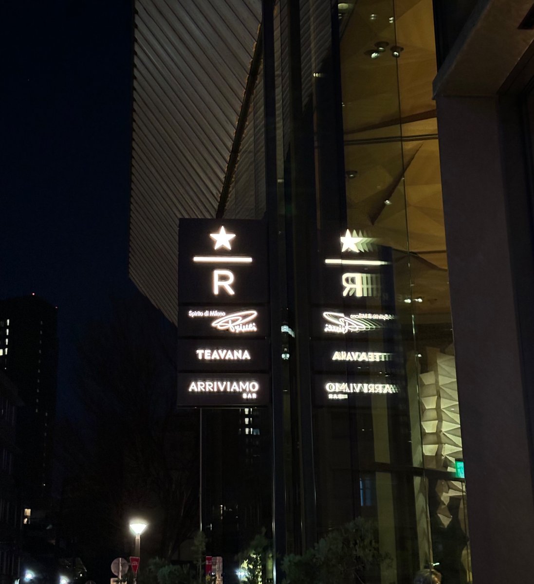 Everything0910's tweet photo. スラム街から終点の中目黒へ
#スタバ
#groovynuts
#中目黒 https://t.co/rQqEtsgpvx