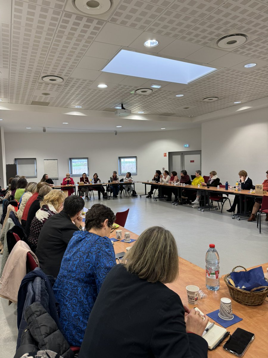 FrancoiseGatel's tweet photo. Belle rencontre de femmes élues à l’ @amf35_
Leur engagement est une richesse pour notre démocratie.
Leur talent, leur détermination à rendre possible ce qui est souhaitable, leur bienveillance, doivent être encouragés et soutenus.
Le @Senat s’y est engagé avec le #StatutdeLElu https://t.co/ANGiPsXKQH
