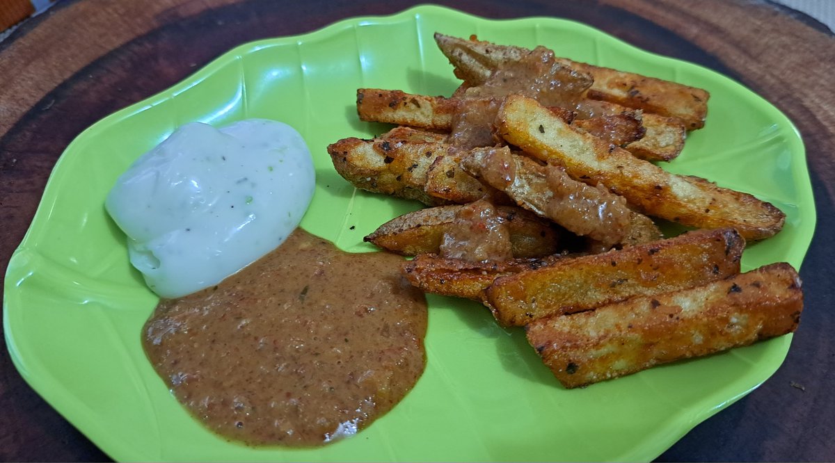 reinyaa_sa71a's tweet photo. Offering for #yummylua!
Made some skin-on-fries with my nieces earlier. Mayo herbs and peanut sauce. ππ₯
And no, smol portion only for display. I made more of it. Lul.
(Sorry for the lack of colors. Lul π) https://t.co/lsVu6Z29mr