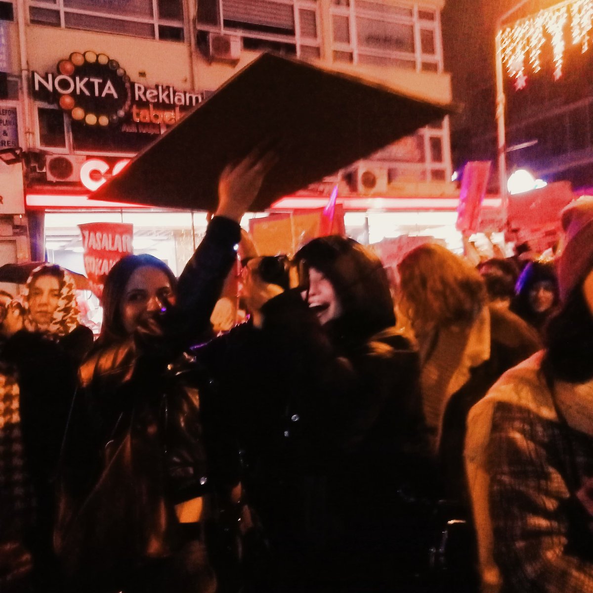 8 mart kadınlar gününün o muhteşem fotoğraflarını çeken kadın fotoğraf sanatçıları ve sağanak yağmura karşı dayanışma örneği gösteren bir başka kadın. Kadın fotoğrafçımız kimdi bilmiyorum ama belki elden ele ulaşır bu tatlı anı kendisine 💜 #8Mart #8mart2024 #kadinlarburada