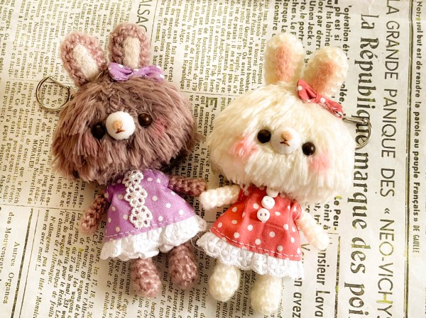 carnivalnyan's tweet photo. あみぐるみで【ひつじのメェちゃん】と
うさぎさんのキーホルダーを作りました♪

先ほどminneさんの方へ出品しましたので
宜しかったら覗いて見て下さい♪ https://t.co/fe2mLDTsSu