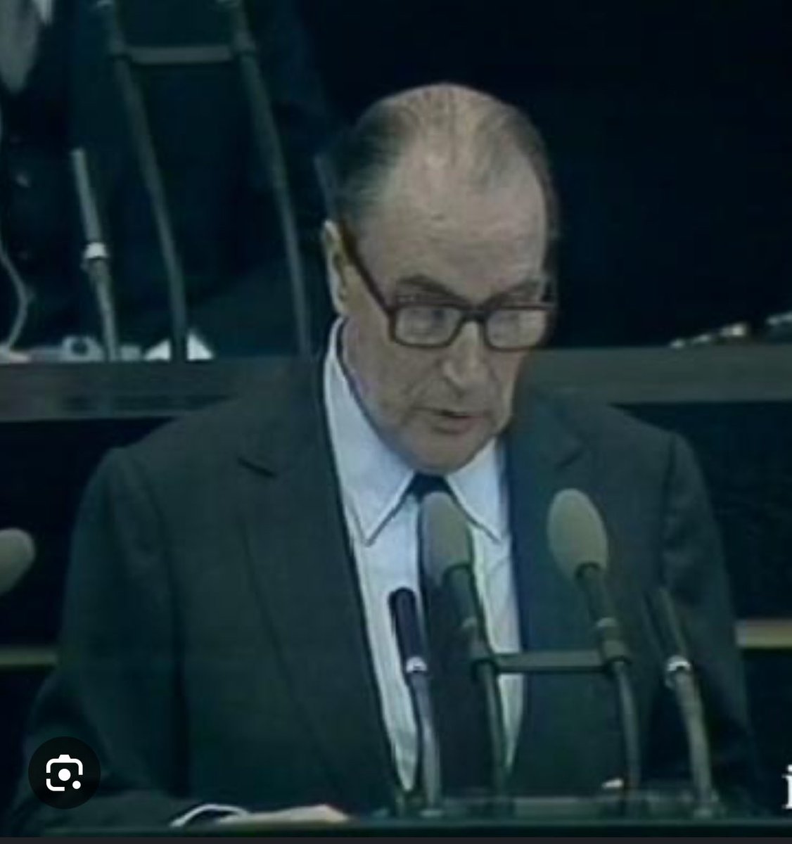 Il y a 40 ans au Bundenstag “Les Missiles sont à l Est, les pacifistes à l’Ouest” Francois Mitterrand defendait sans faiblesse nos démocraties Aujourd’hui Emmanuel Macron, prône avec lucidité et courage la même ligne Les dictatures ne comprennent que les rapports de force