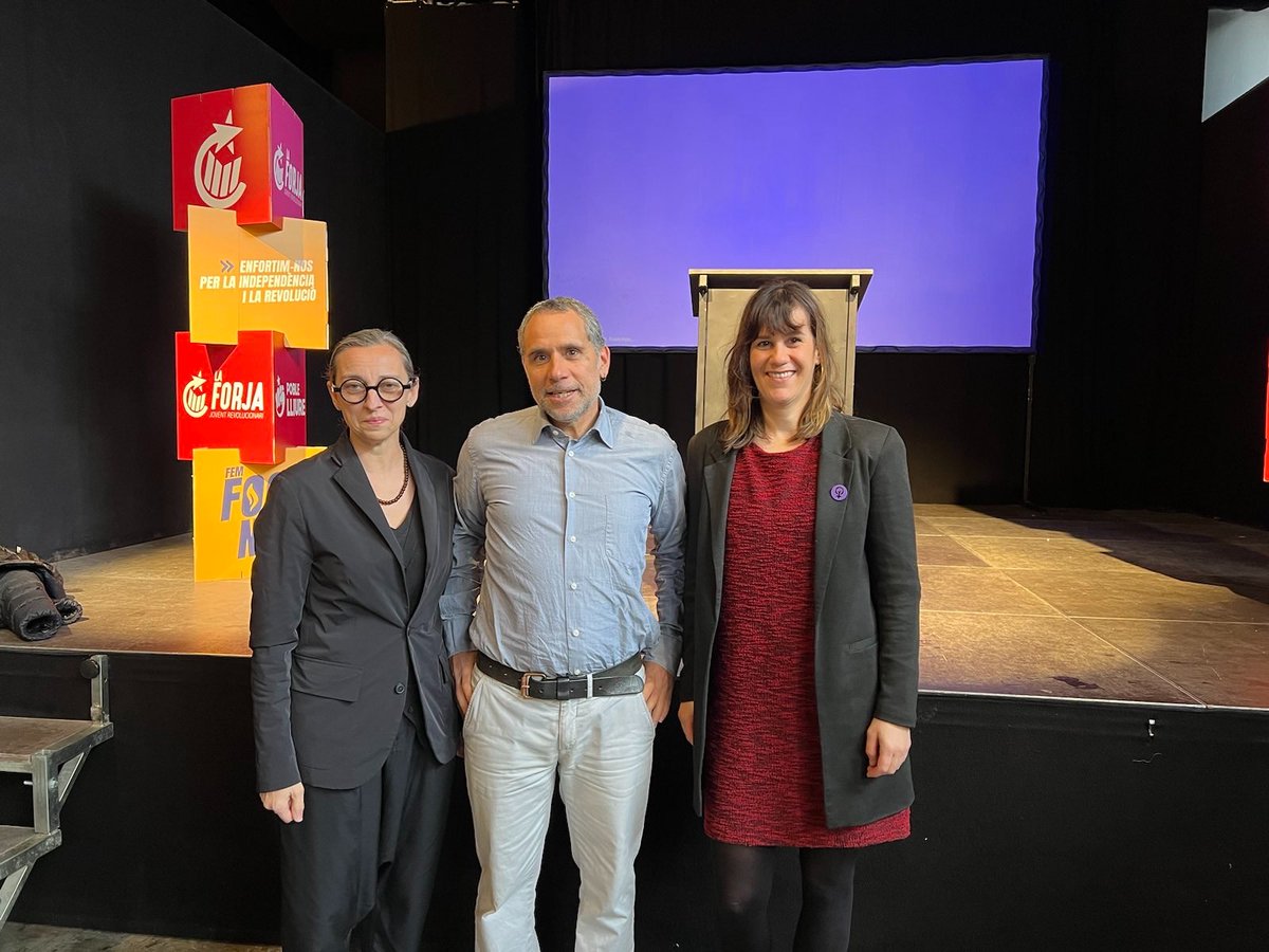 ConsellRep's tweet photo. 📢Avui, una representació del Govern assisteix a l'Acte Central de @Poble_Lliure i @LaForja_Jovent "Fem Foc Nou" a Barcelona.
👥@Aurora_Madaula @TeresaVallverd1 @DavidDcaldeir
🔥 #FemFocNou #EnfortimNos #PreparemNos https://t.co/yBBVRprhes