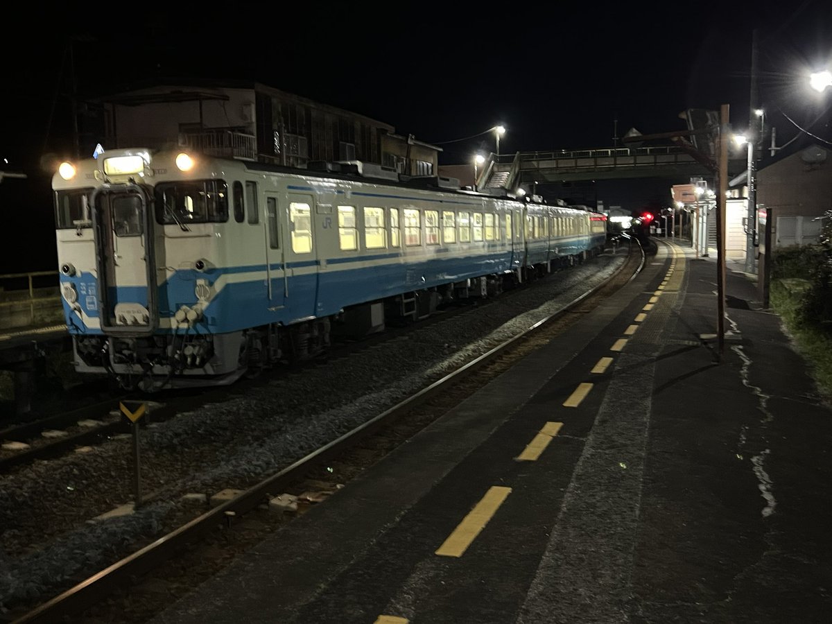 222tamatama's tweet photo. 高松1833発徳島（2111着） #361D 普通列車で終点徳島まで向かってます😄
編成は徳島方からキハ40 2142＋キハ47 171＋キハ40 2107です😄
讃岐白鳥でいつものように撮影タイムです😄
讃岐白鳥駅がある東かがわ市は、現在気温4℃で寒いです😖
#国鉄型車両
#キハ47
#キハ40
#青春18きっぷ https://t.co/qBUVxwuKA1