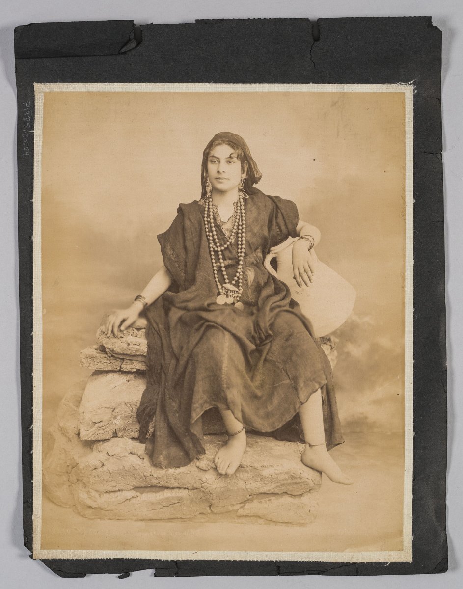 Title: Untitled (woman in traditional dress seated on pile of stones, holding a jug under her left arm)

Location: Africa, Egypt?

Culture: Unidentified culture

Date: c. 1880

harvardartmuseums.org/collections/ob… 

 #Egypt #ArtBot