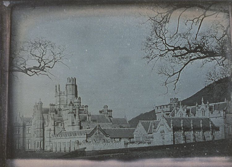 On this day in 1841 the earliest recorded photograph taken in Wales was produced. A whole-plate daguerreotype of Margam Castle taken by Rev. Calvert Richard Jones. This photo has survived all this time and is held by @NLWArchives library.wales/discover-learn…