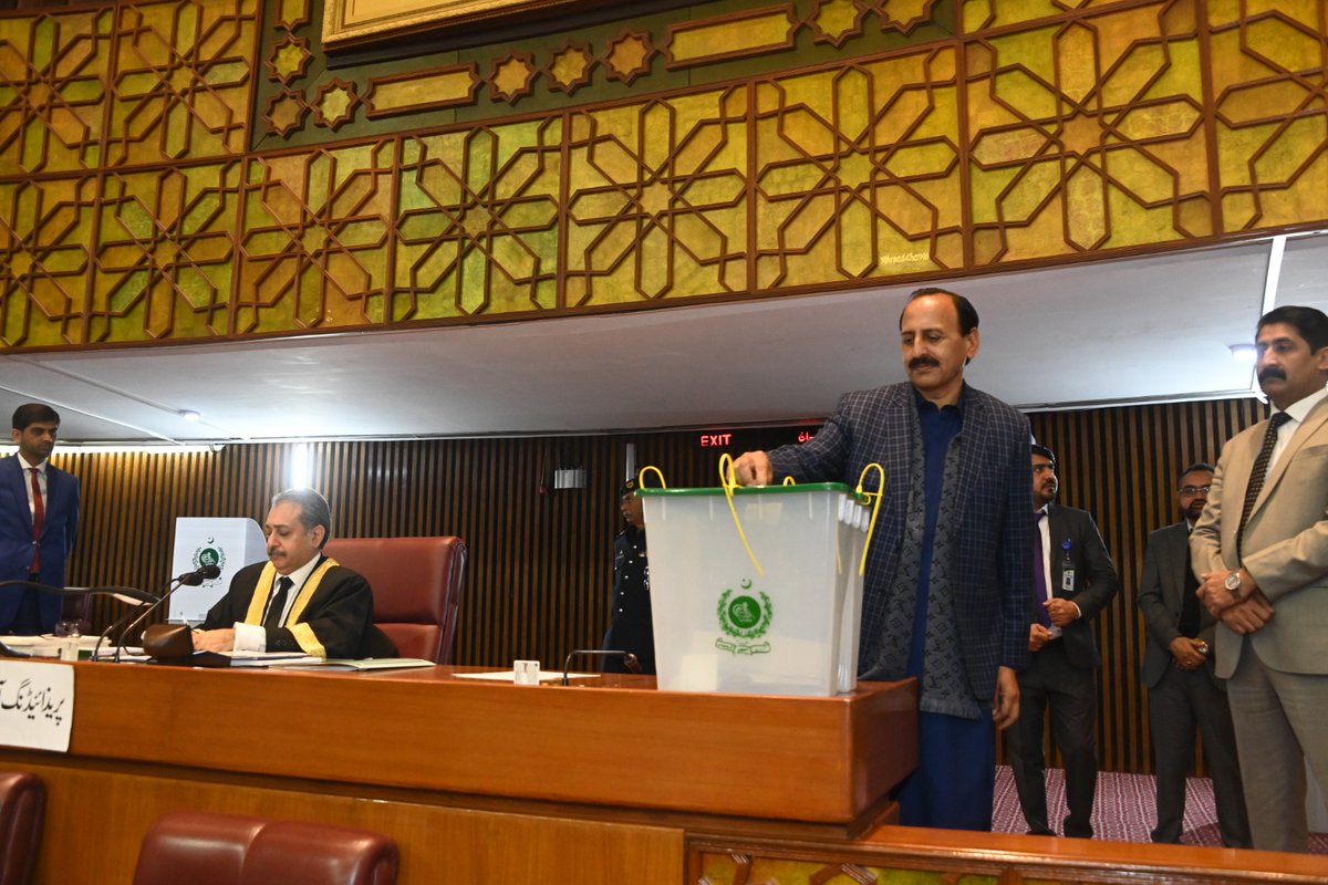 Anjumaqeelkhan_'s tweet photo. میرا ووٹ صدر پاکستان کے لیے جو پورے پاکستان کا صدر ہو گا جو سیاسی وابستگی سے بالا تر ہو کر اپنی آئینی خدمات سر انجام دے گا
گزشتہ پانچ سال ایک شخص صدر پاکستان کے عہدے کا مذاق بنا ، آئینی ذمہ داریوں کی بجائے سیاسی وفاداریاں نبھاتا غیر آئینی کام کرتا نظر آیا
#PresdentialElection https://t.co/y5gOUdEfxw