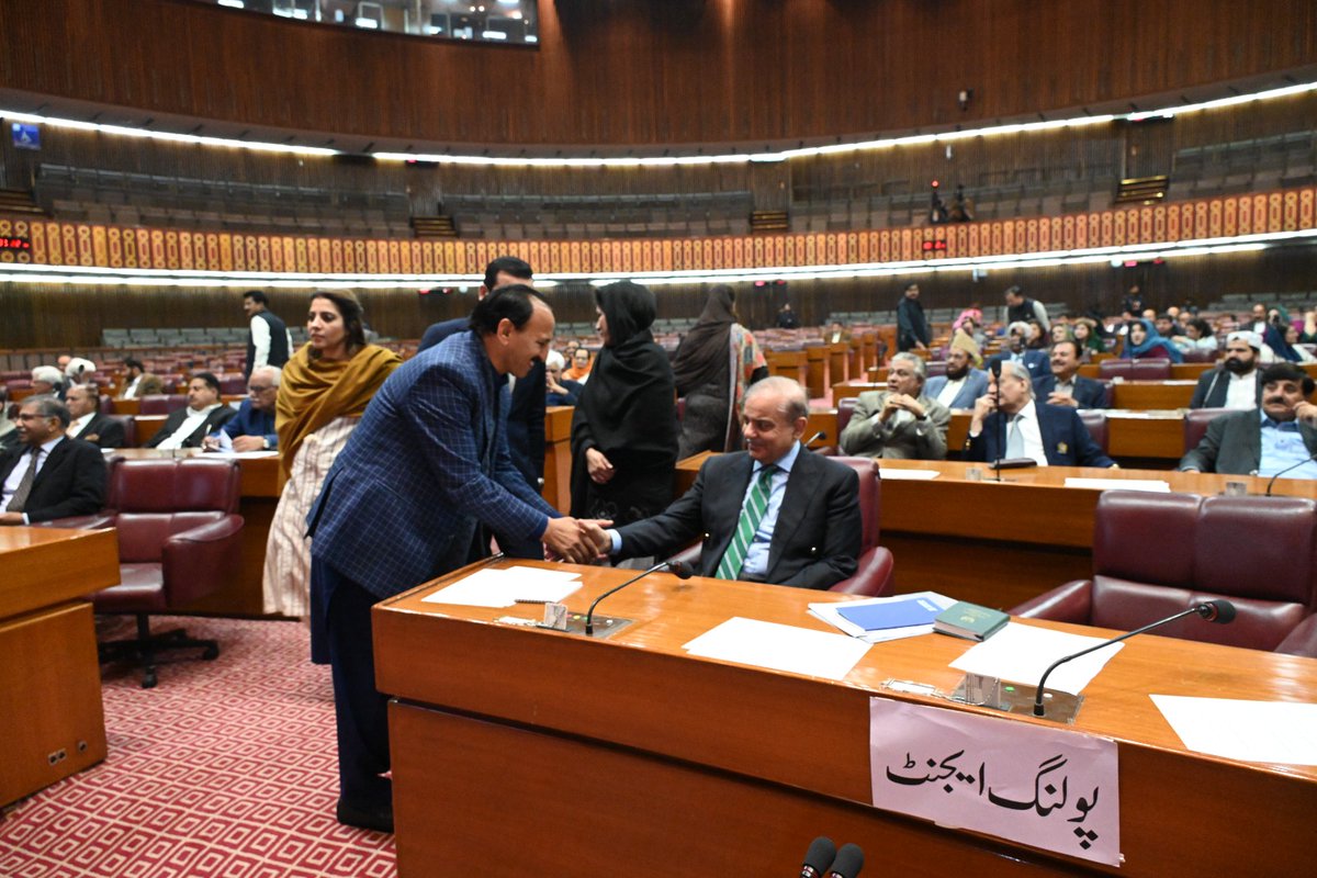 Anjumaqeelkhan_'s tweet photo. میرا ووٹ صدر پاکستان کے لیے جو پورے پاکستان کا صدر ہو گا جو سیاسی وابستگی سے بالا تر ہو کر اپنی آئینی خدمات سر انجام دے گا
گزشتہ پانچ سال ایک شخص صدر پاکستان کے عہدے کا مذاق بنا ، آئینی ذمہ داریوں کی بجائے سیاسی وفاداریاں نبھاتا غیر آئینی کام کرتا نظر آیا
#PresdentialElection https://t.co/y5gOUdEfxw