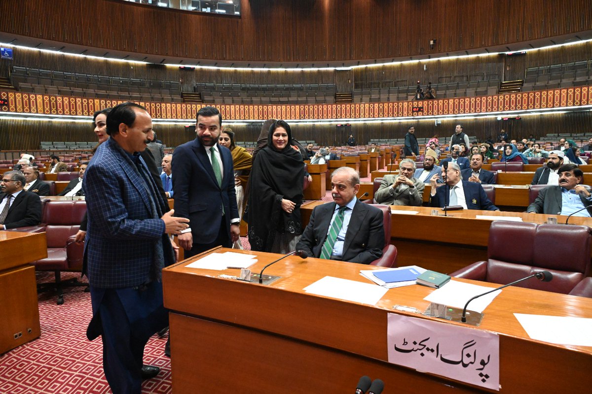 Anjumaqeelkhan_'s tweet photo. میرا ووٹ صدر پاکستان کے لیے جو پورے پاکستان کا صدر ہو گا جو سیاسی وابستگی سے بالا تر ہو کر اپنی آئینی خدمات سر انجام دے گا
گزشتہ پانچ سال ایک شخص صدر پاکستان کے عہدے کا مذاق بنا ، آئینی ذمہ داریوں کی بجائے سیاسی وفاداریاں نبھاتا غیر آئینی کام کرتا نظر آیا
#PresdentialElection https://t.co/y5gOUdEfxw