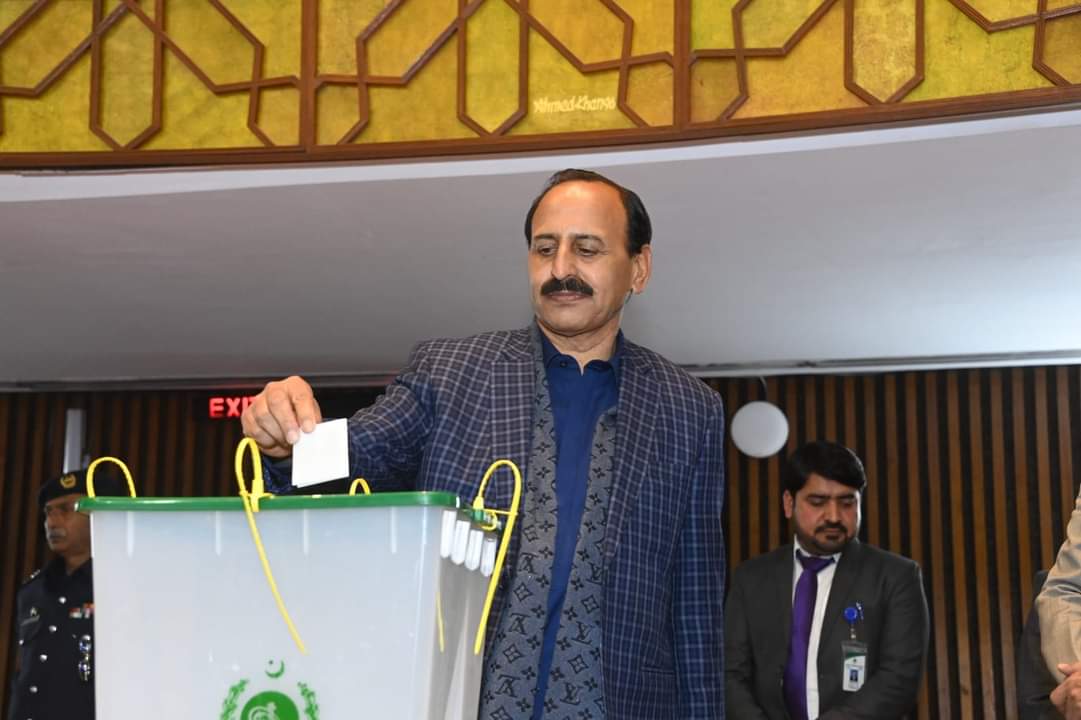 Anjumaqeelkhan_'s tweet photo. میرا ووٹ صدر پاکستان کے لیے جو پورے پاکستان کا صدر ہو گا جو سیاسی وابستگی سے بالا تر ہو کر اپنی آئینی خدمات سر انجام دے گا
گزشتہ پانچ سال ایک شخص صدر پاکستان کے عہدے کا مذاق بنا ، آئینی ذمہ داریوں کی بجائے سیاسی وفاداریاں نبھاتا غیر آئینی کام کرتا نظر آیا
#PresdentialElection https://t.co/y5gOUdEfxw