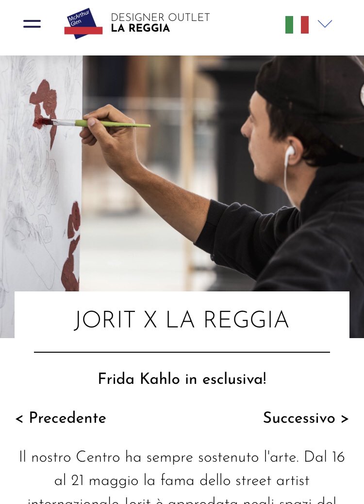 Non dimentichiamo che prima di esaltare l’umanità di Putin, l’artista-antagonista decorava il Designer Outlet La Reggia, dove trovate solo grandi firme di Scarpe! Borse! Abiti! Articoli Sportivi! Sotto lo sguardo ribelle di Frida Kahlo!!!