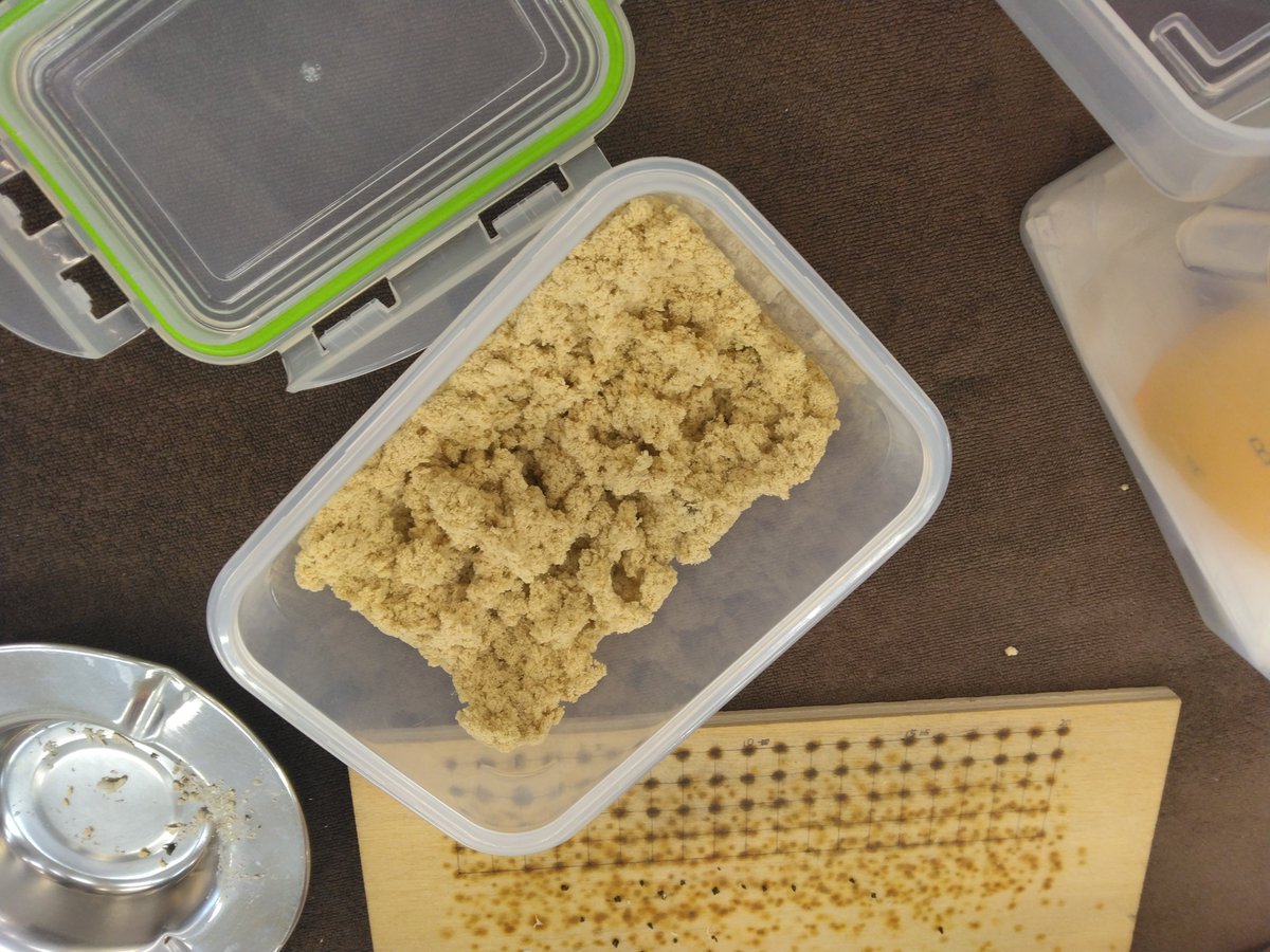 鍼灸学科をのぞき見😀

とある日、教室を覗いてみるとお灸の練習をしていました👍

全身には360個以上のツボがあり、鍼灸師ははりや灸で治療をしていきます❗

簡単に見えますが、難しい技術です😀

まだ今年度受験間に合います！