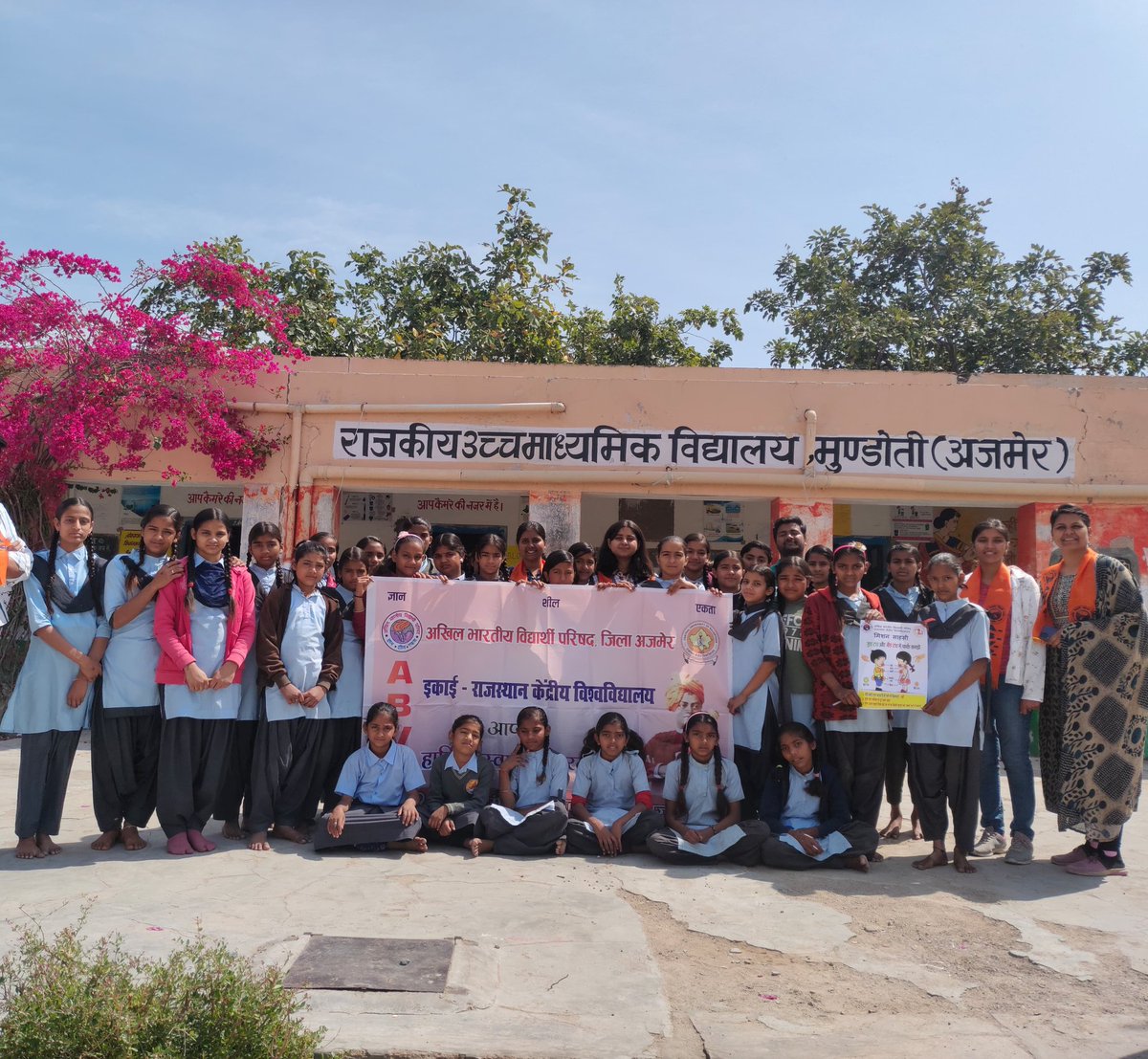 AbvpCuraj's tweet photo. अभाविप राजस्थान केन्द्रीय विश्वविद्यालय इकाई के छात्रा कार्यकर्ताओं के द्वारा मिशन साहसी के तहत मुंडोती और गांव में उच्च माध्यमिक विद्यालय में परामर्श सत्र (councelling session) रखा गया। 
#Abvp
@ABVPVoice @ABVPRaj @CURajasthan https://t.co/OnDoQ1gYkL