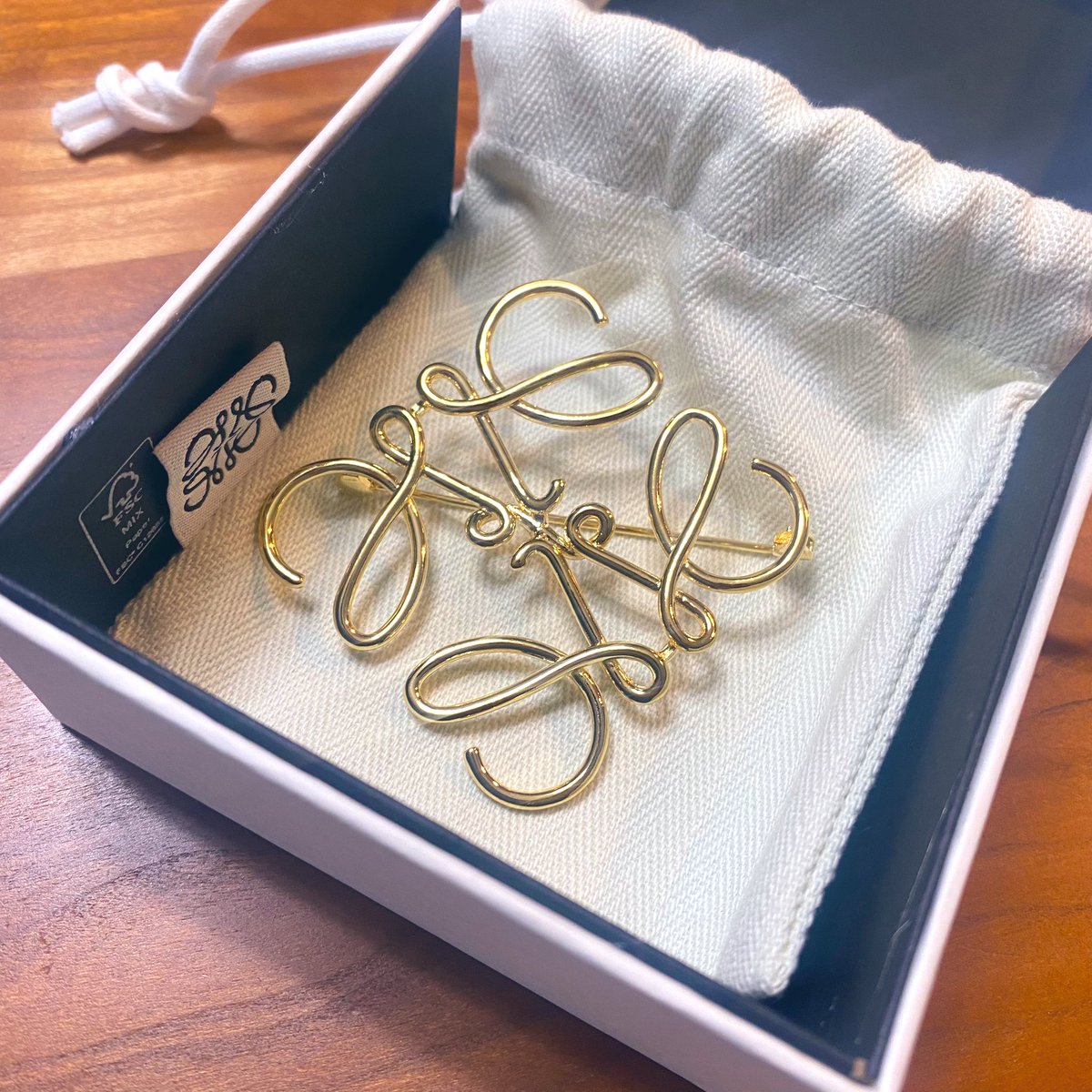 私の保育園6年間の労いとして購入✨これで来週の卒園式出るんだ！夫に「これ鉄だぜ！？」って言われたけれど🤣これはがんばった記念だからいいの。夫はブランド名調べるのに「針金　ブローチ」って検索してたけど（そしてヒットしたらしい）私の心は満たされている☺️