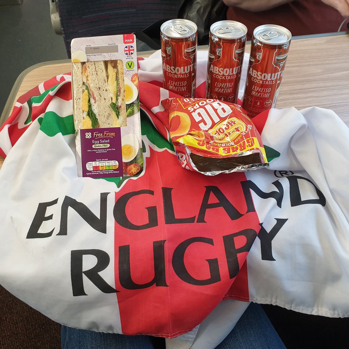 Match day. Train journey is looking hood <a href="/EnglandRugby/">England Rugby</a> <a href="/Twickenhamstad/">AllianzStadium</a> <a href="/Eng_WearTheRose/">#WearTheRose</a> <a href="/RedRoses/">RedRoses</a>