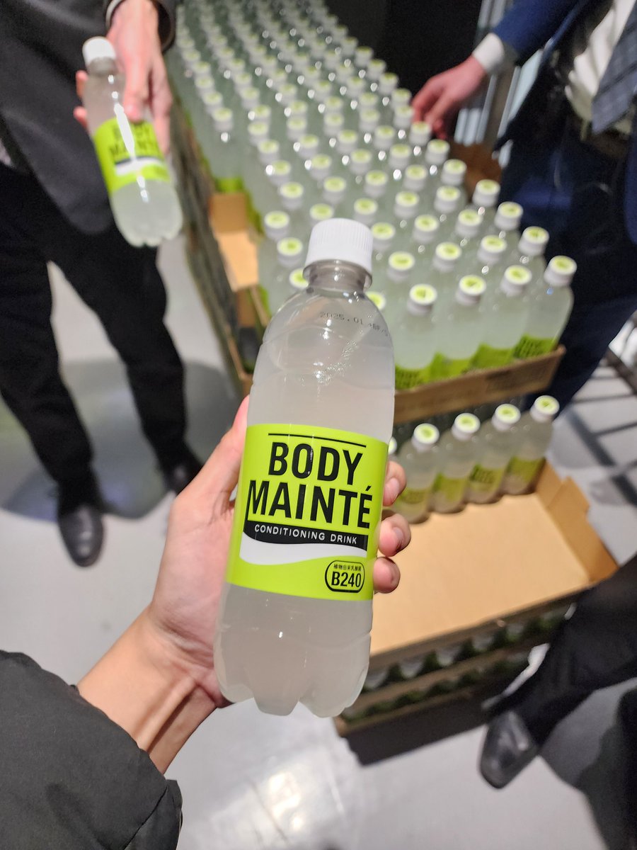 urijungwoo's tweet photo. they're giving away free body mainté to every concertgoer 💚 https://t.co/j4F6YCxGSM