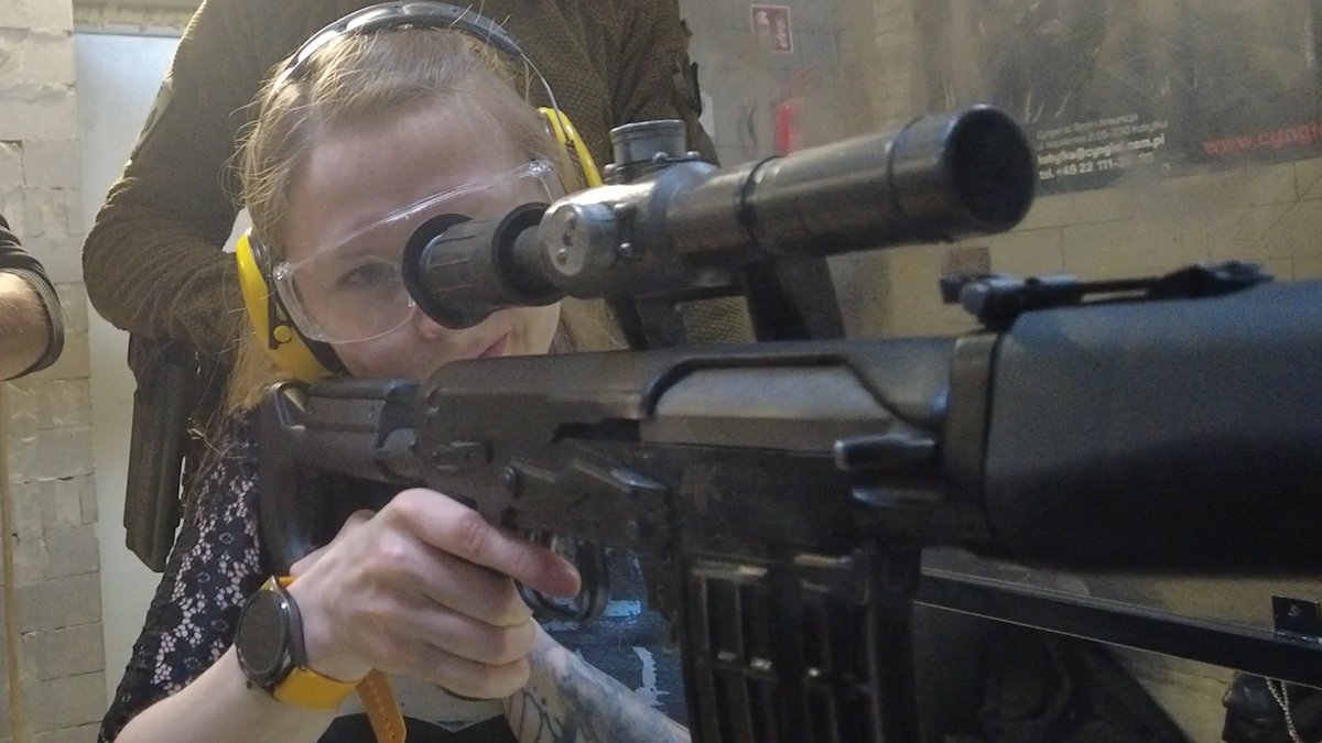 GIrlsTacticalS's tweet photo. Un SVD dragunov, du moins une reproduction, ou bien un "sniper qualashnikof" comme diraient les journalistes. https://t.co/Hq2IUghUOq