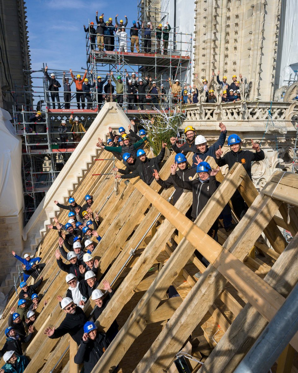 Yesterday, those carpenters completed #NotreDame’s framework! (Pic David Bordes)