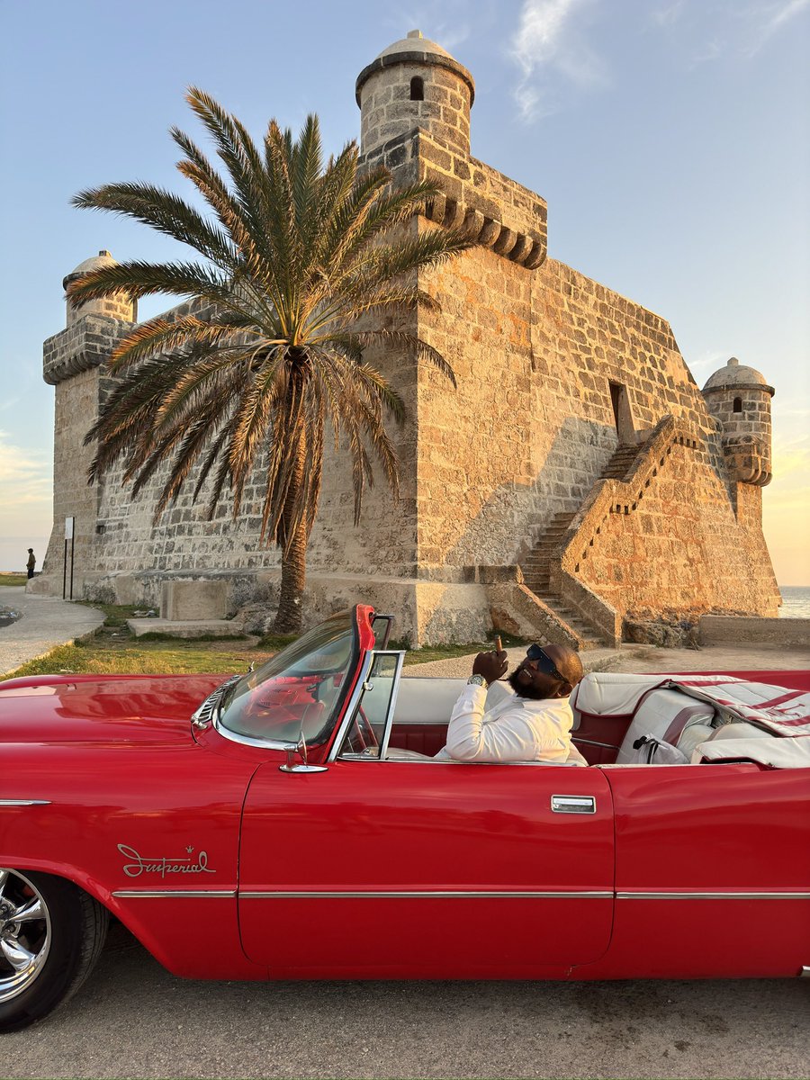 In #Cuba! 🇨🇺👍🏻😍 #vintage #classiccar and a #cigar  #havana #seashore #vintage #vehicle #classiccar #classic #travelphotography #photography #natgeo #natgeophotos #nikonoutdoors #thephotohour #nikonusa #natgeoyourshot #zcreators @hey_ihtst #patina_transport  @riyets @discovery