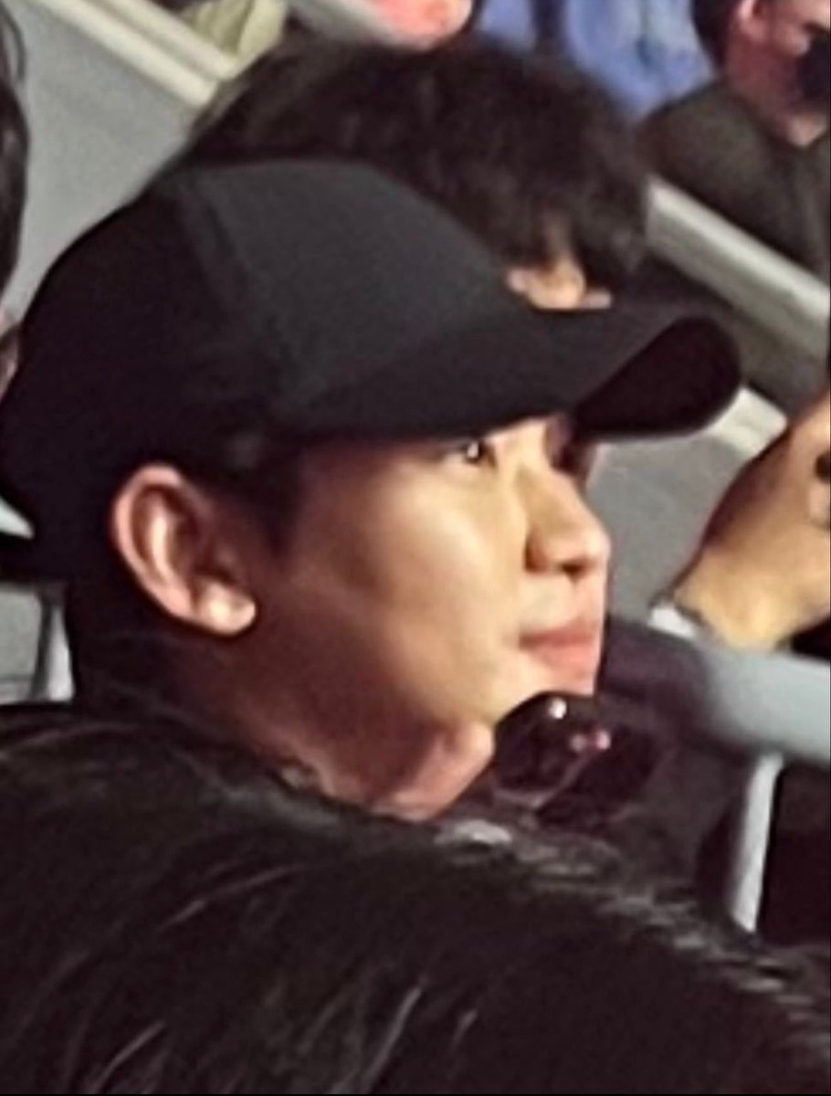 Kim Soohyun attending IU’s H.E.R concert in Seoul despite his drama premiering at the same night?!

love how he’s always present. we love a consistently supportive bestie ✨