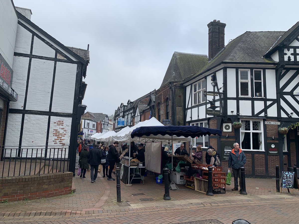 Northwich Artisan Market is on today. Over 100 traders are hear. 10am-4pm Witton Street and Barons Quay @_TheMarketCo @NorthwichBID @RadioNorthwich #northwich #baronsquay