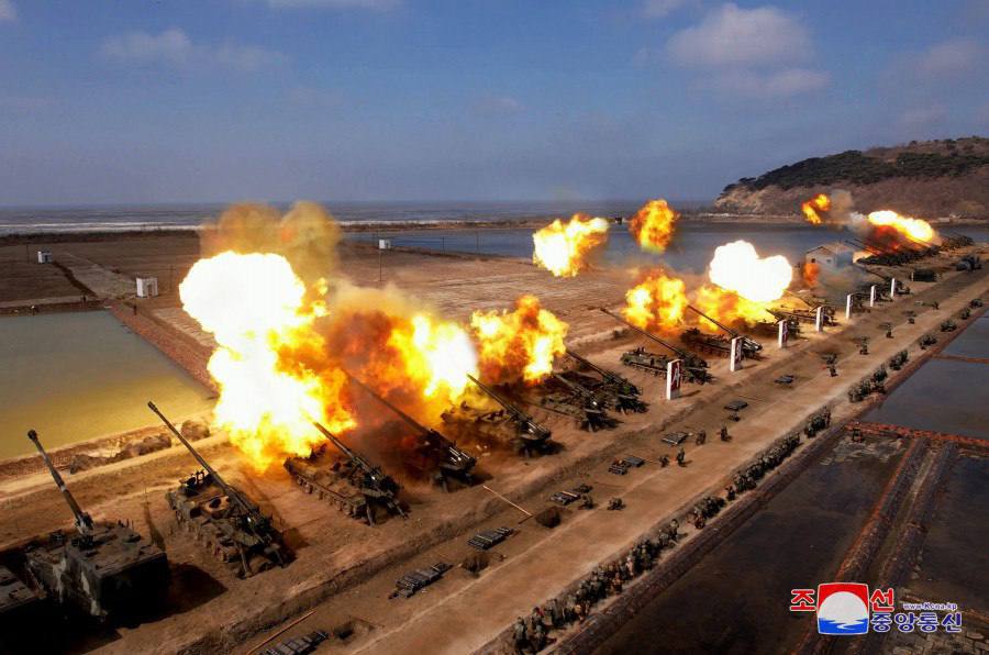 🇰🇵🇰🇷🇺🇸🇯🇵Kim Jong-un สังเกตการฝึกปืนใหญ่โดยมีวัตถุประสงค์เพื่อ 'ทดสอบและประเมินความสามารถของหน่วยปืนใหญ่ในรูปแบบ KPA ขนาดใหญ่ในการยิงโจมตี'

#NorthKorea  #SouthKorean #Us #Japan #China